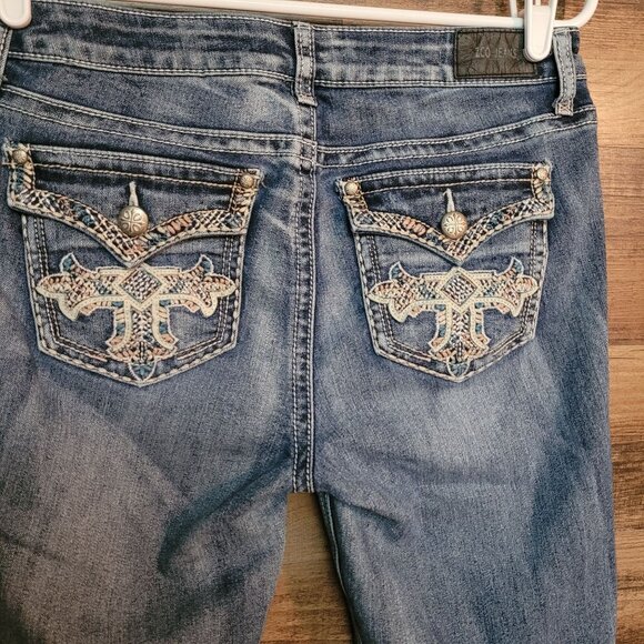 ZCO Jeans Size 11 Capri Mid Rise Embroidered Button Flap Pockets Stretch Denim - Picture 3 of 11